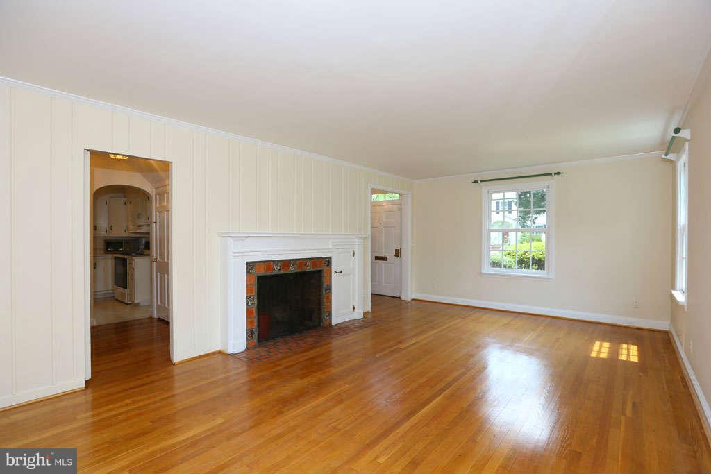 5200 Westport Road Chevy Chase, MD 20815 - Photo 3 of 29 Living Room