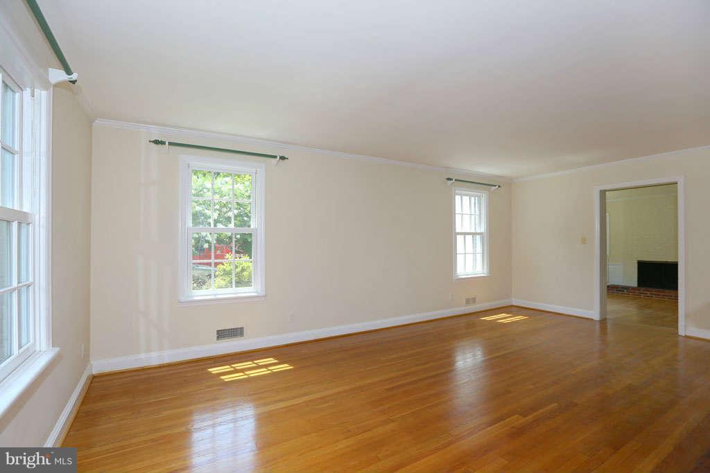 5200 Westport Road Chevy Chase, MD 20815 - Photo 4 of 29 Living Room