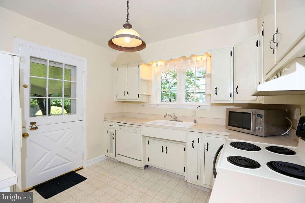 5200 Westport Road Chevy Chase, MD 20815 - Photo 8 of 29 Kitchen
