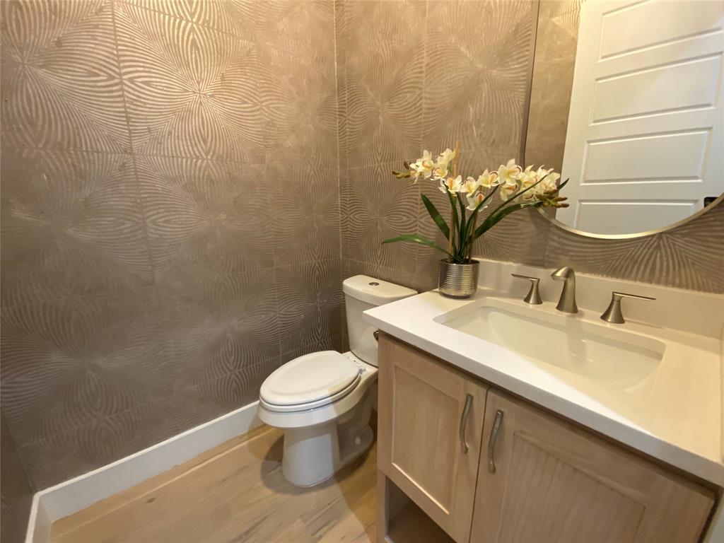 807 South Glasgow Drive Dallas, TX 75223 - Photo 23 of 25 a bathroom with a sink and a toilet