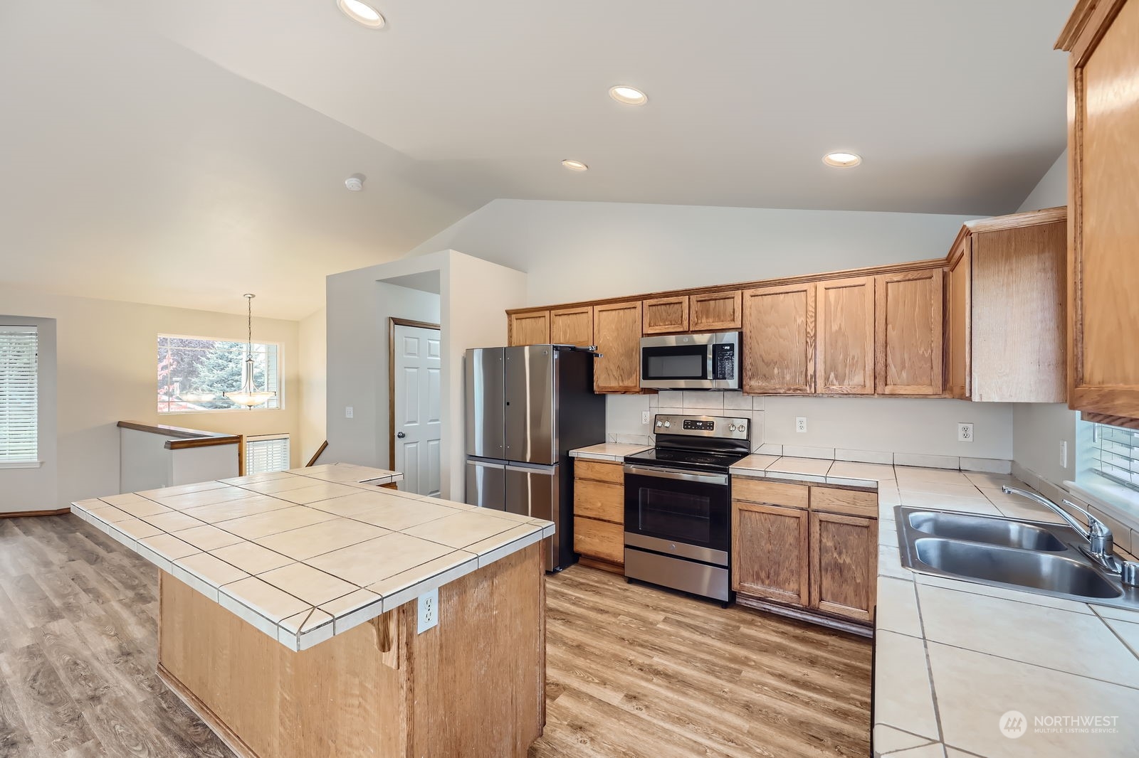 7426 Upper Ridge Road Everett, WA 98203 - Photo 6 of 21