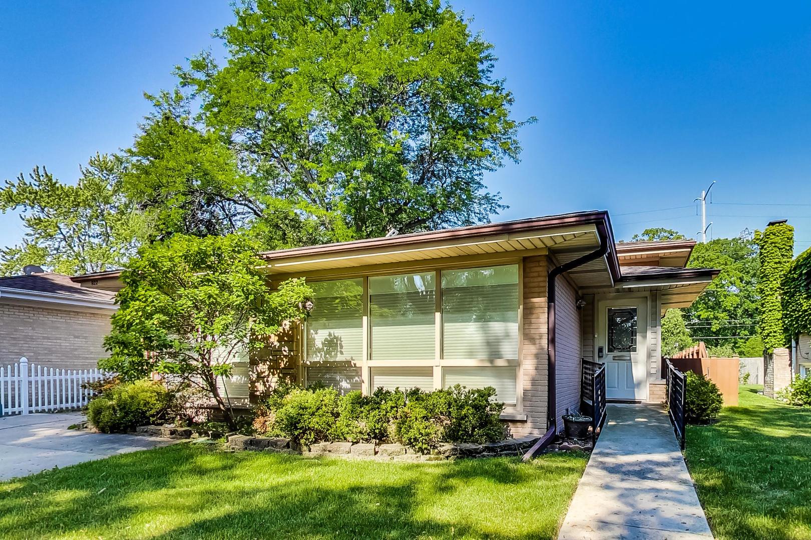 922 Leamington Avenue Glenview, IL 60025 - Photo 1 of 34