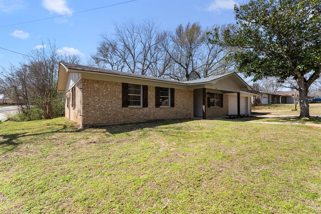 685 Sides Circle Canton, TX 75103 - Photo 3 of 32 a front view of a house with a yard