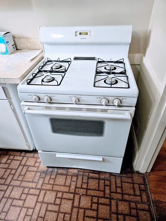465 Arborway, Unit 13 Boston, MA 02130 - Photo 18 of 41 a close view of stove top oven
