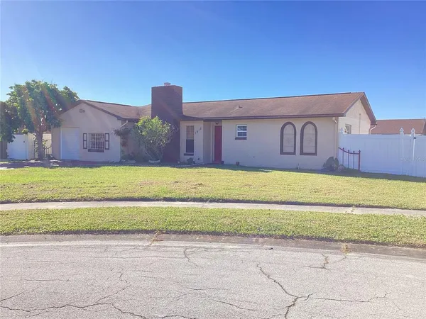 a view of a house with a yard