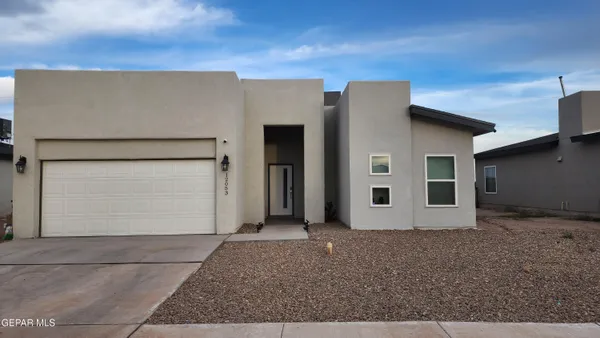 a view of an house with backyard