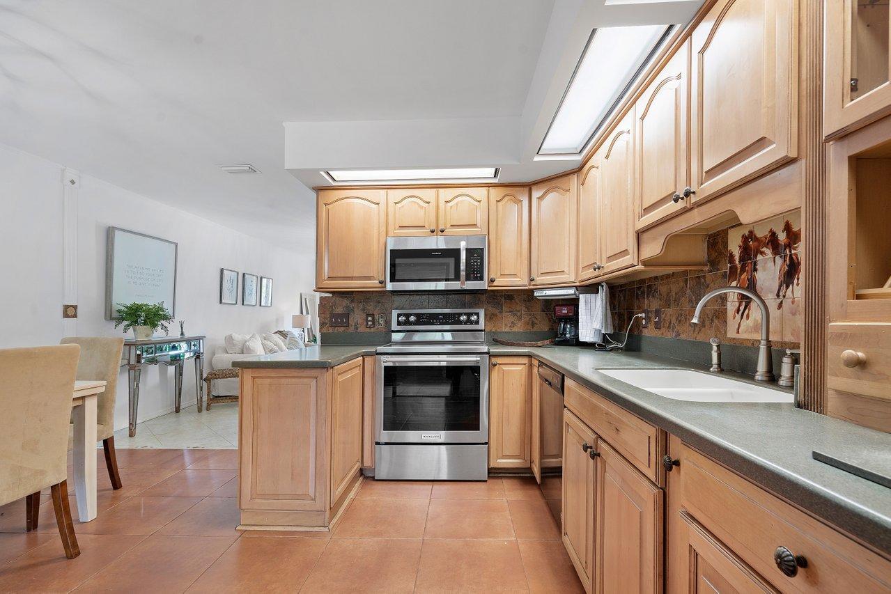 1369 Riverside Circle Wellington, FL 33414 - Photo 16 of 47 Kitchen