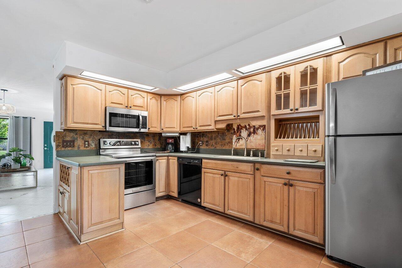 1369 Riverside Circle Wellington, FL 33414 - Photo 17 of 47 Kitchen