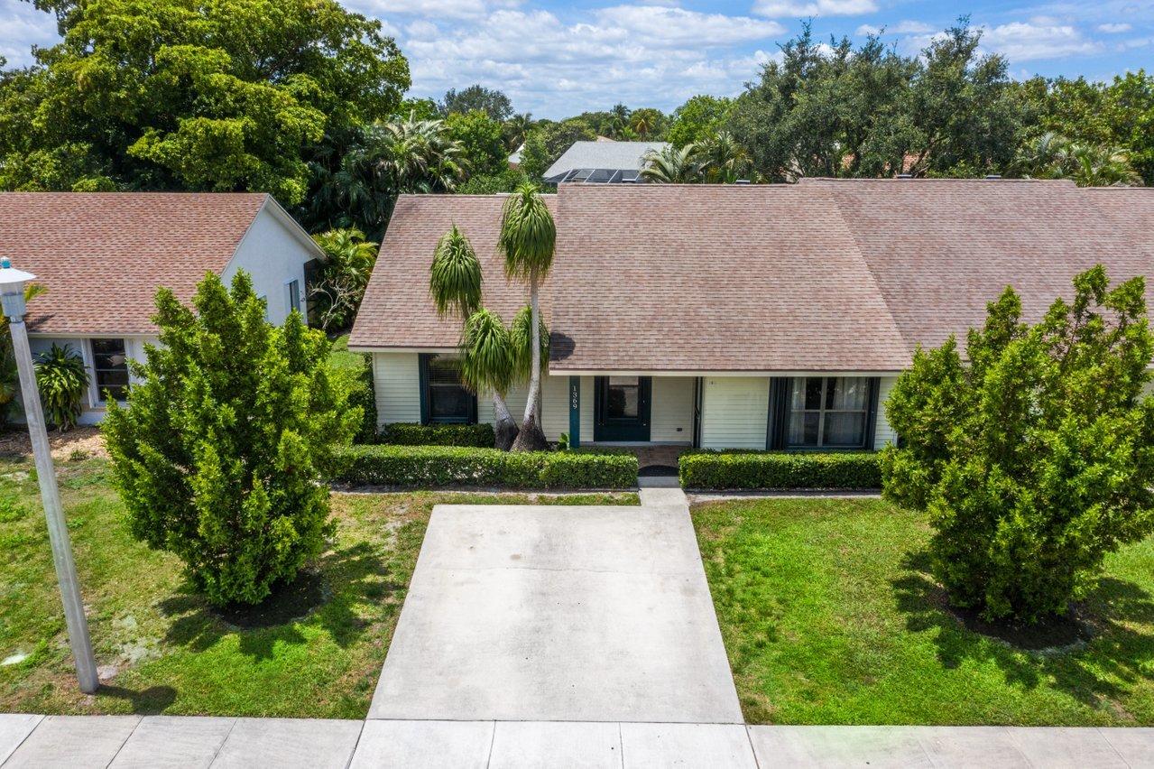1369 Riverside Circle Wellington, FL 33414 - Photo 32 of 47 Aerial view