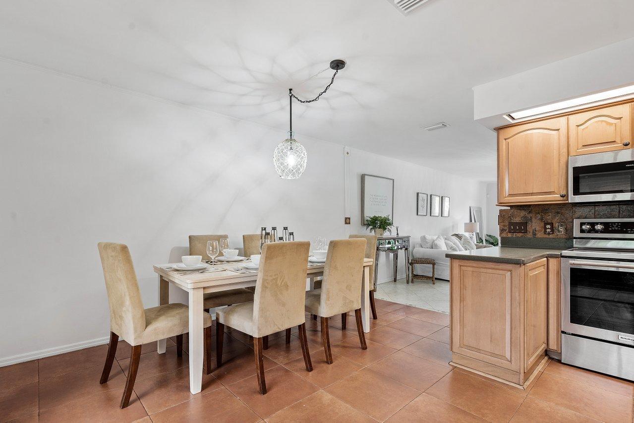 1369 Riverside Circle Wellington, FL 33414 - Photo 5 of 47 Dining room