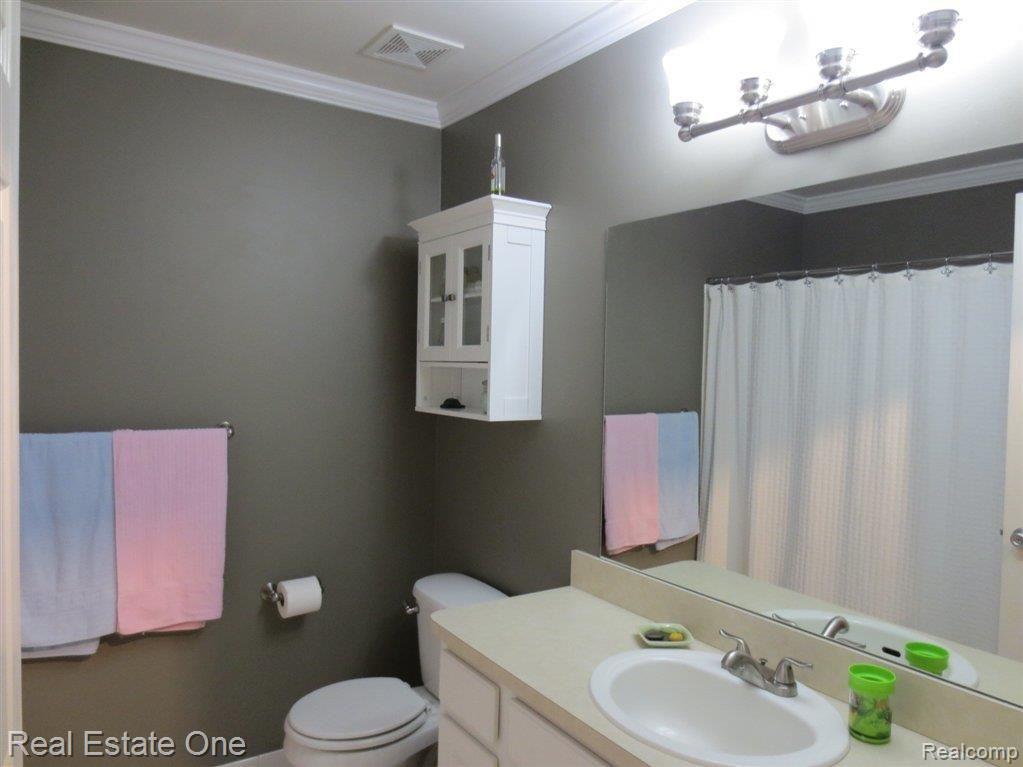 1968 Flagstone Circle, Unit 114 Rochester, MI 48307 - Photo 20 of 24 Hall Bath