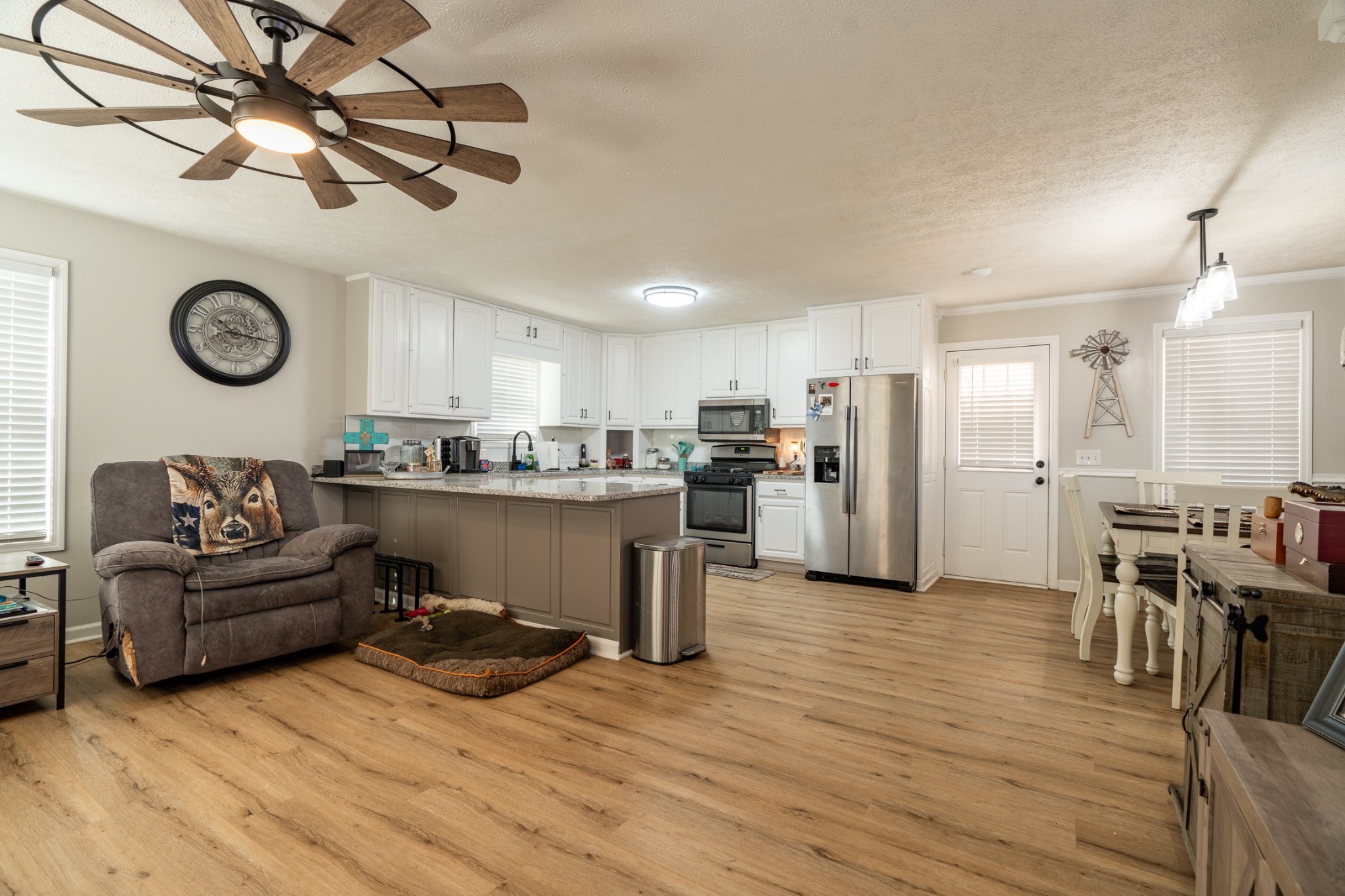 1727 Johnson Chapel Road Sparta, TN 38583 - Photo 5 of 30 a living room with stainless steel appliances kitchen island granite countertop furniture and a kitchen view