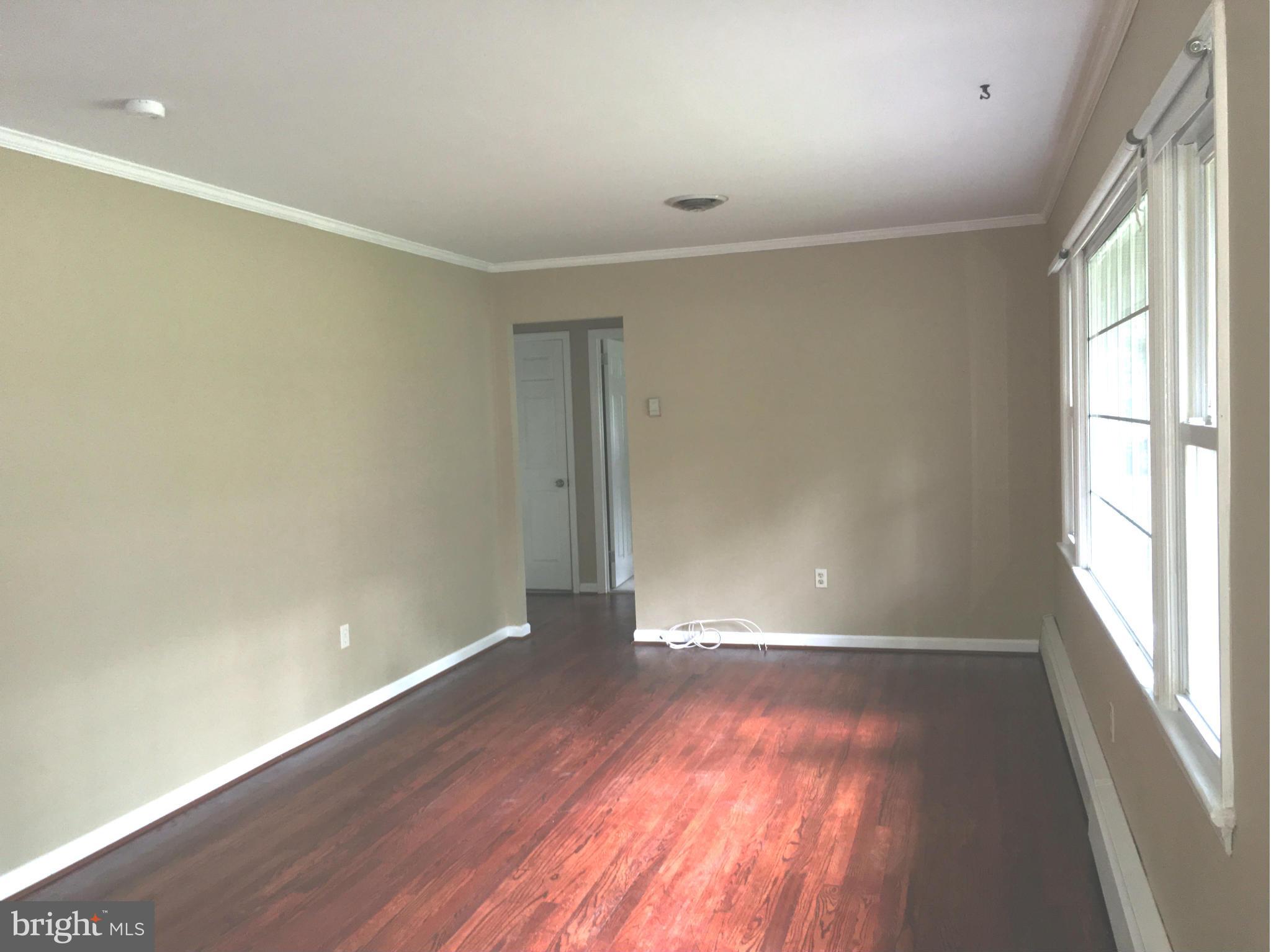 1515 Long Point Road Pasadena, MD 21122 - Photo 4 of 22 Living Room