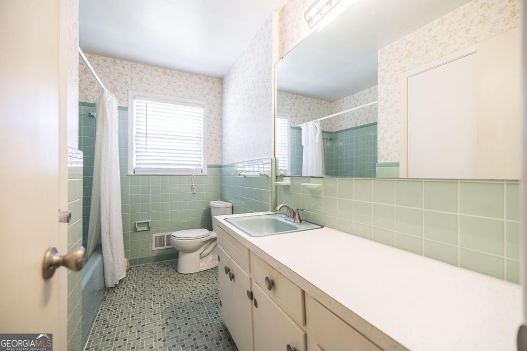 172 Old Eastman Road Cochran, GA 31014 - Photo 20 of 60 a bathroom with a sink toilet and shower