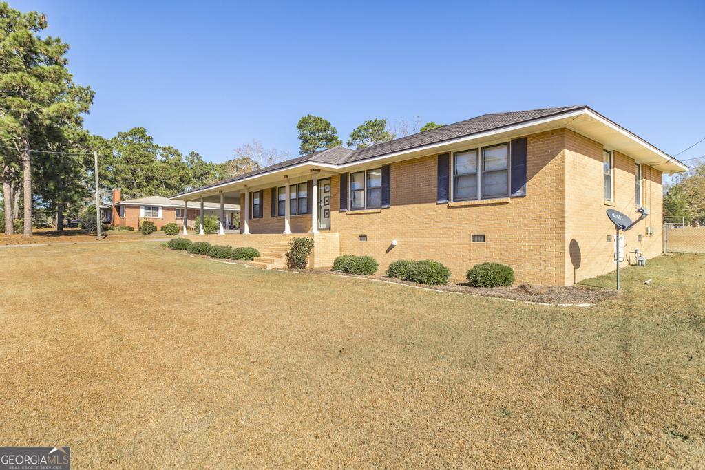 172 Old Eastman Road Cochran, GA 31014 - Photo 3 of 60 a front view of a house with a yard and potted plants