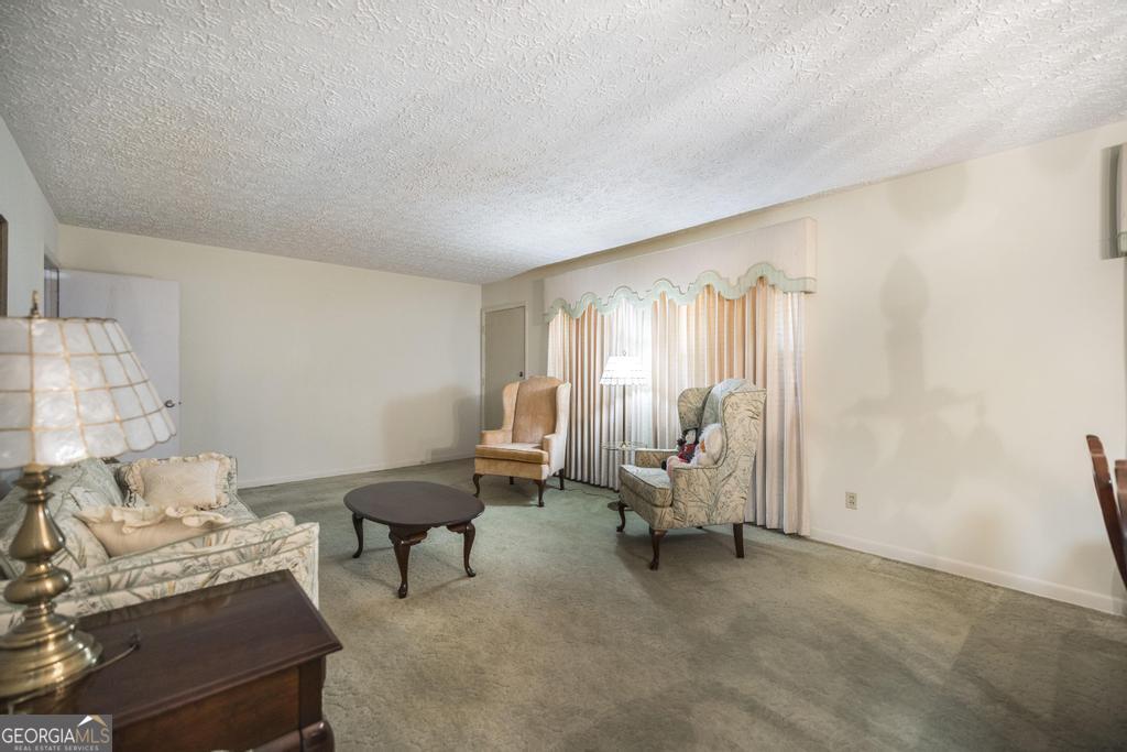 172 Old Eastman Road Cochran, GA 31014 - Photo 33 of 60 a living room with furniture and a window