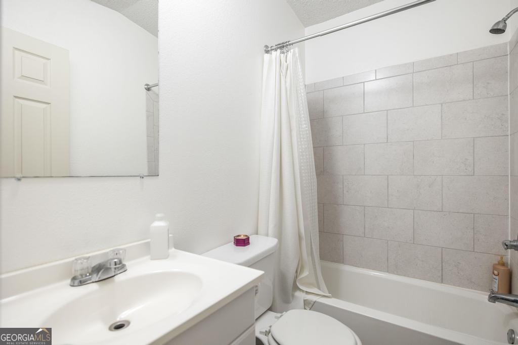 172 Old Eastman Road Cochran, GA 31014 - Photo 50 of 60 a bathroom with a sink toilet and shower
