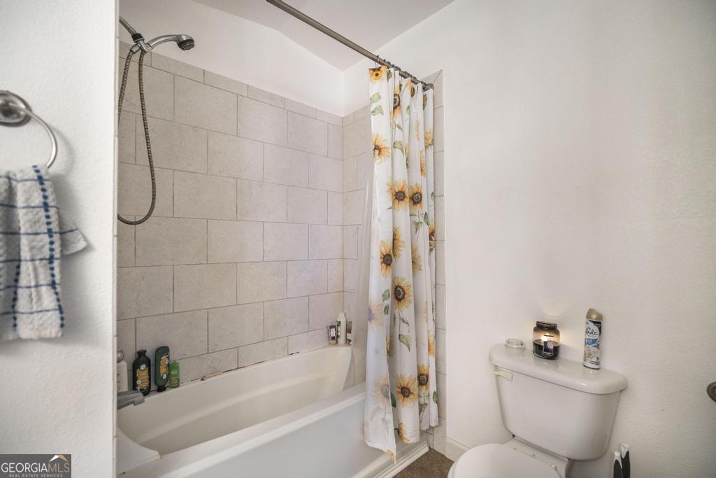 172 Old Eastman Road Cochran, GA 31014 - Photo 53 of 60 a bathroom with a sink a toilet and a bathtub