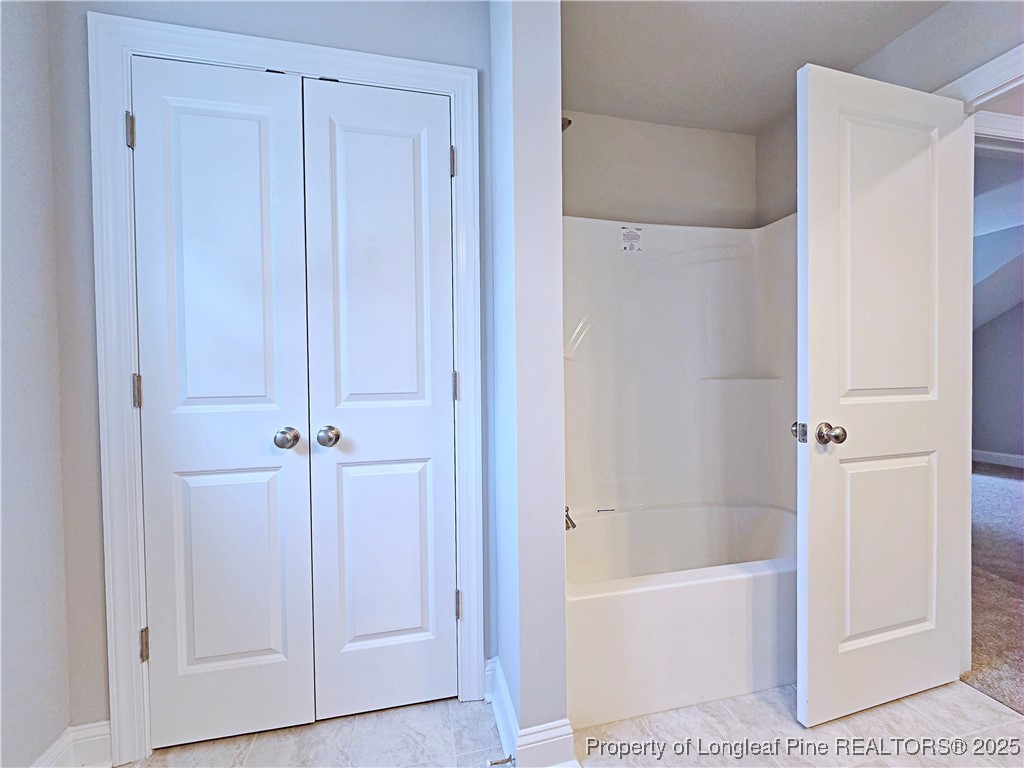 940 Kensington Park Road Fayetteville, NC 28311 - Photo 28 of 38 a bathroom with a bathtub