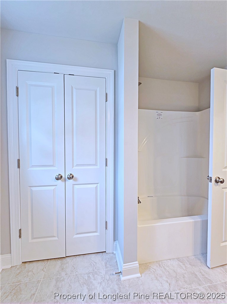 940 Kensington Park Road Fayetteville, NC 28311 - Photo 31 of 41 a bathroom with a bathtub