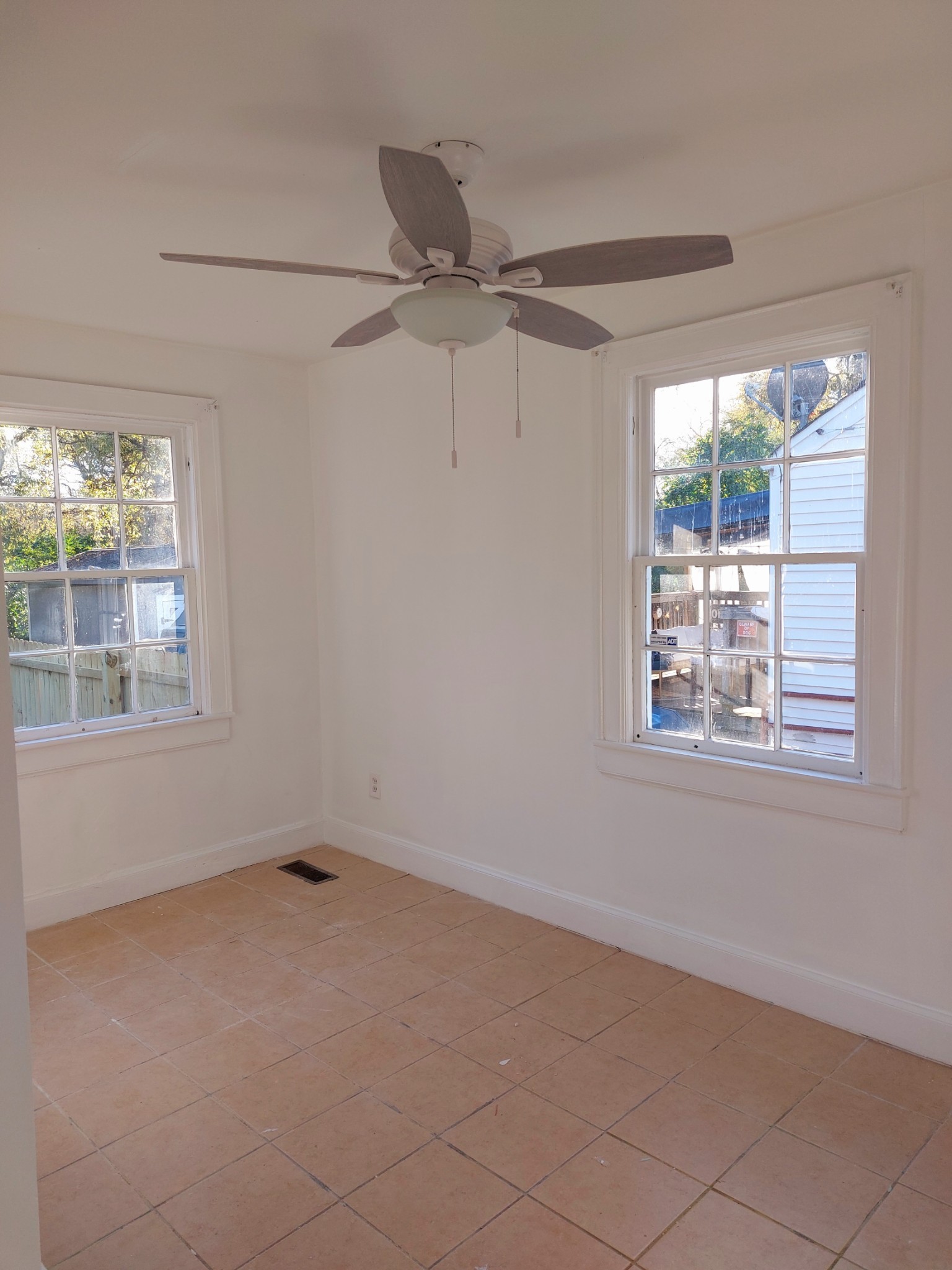 324 Harrington Avenue Madison, TN 37115 - Photo 7 of 12 an empty room with a window