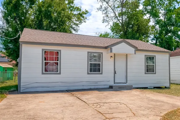 a backyard of a house with yard and tree