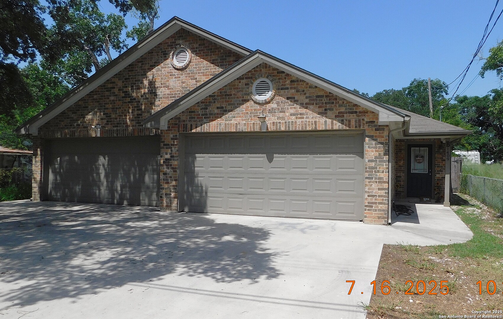 1409 West Martin Pleasanton, TX 78064 - Photo 4 of 6 a front view of a house with a garden