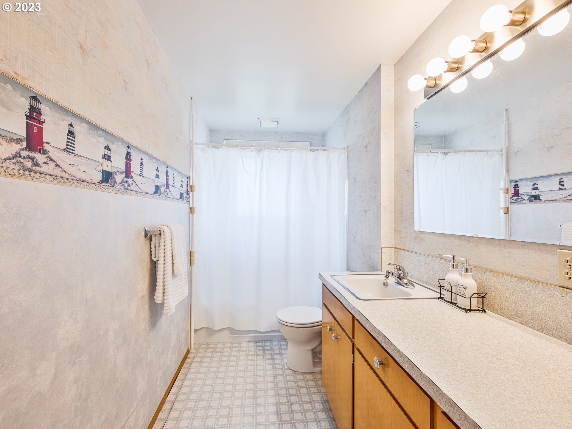 1652 Quinn Road Woodburn, OR 97071 - Photo 17 of 28 Bathroom