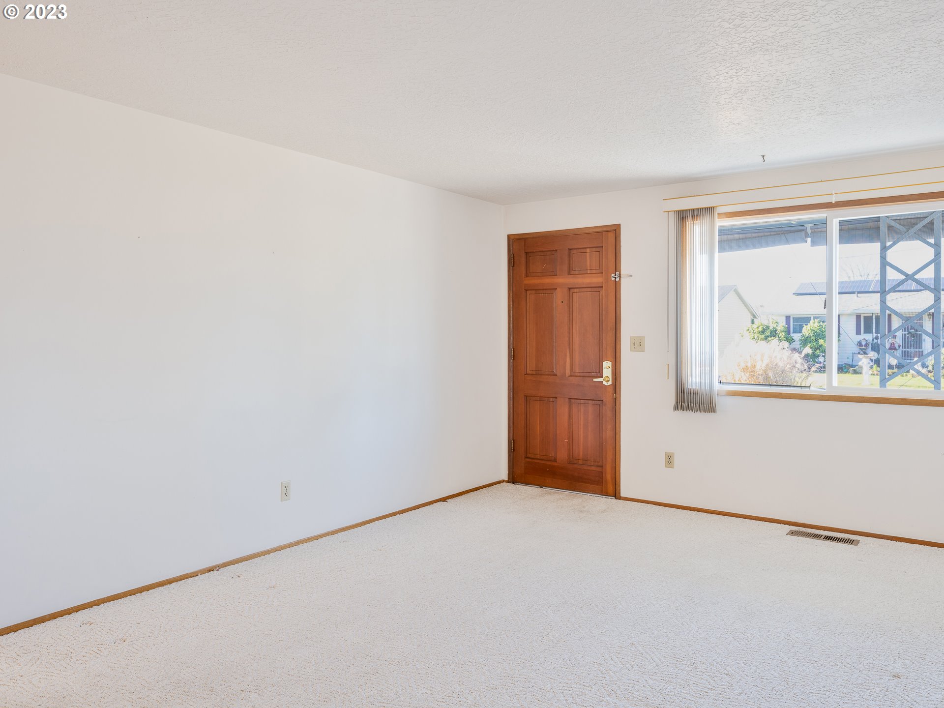 1652 Quinn Road Woodburn, OR 97071 - Photo 3 of 28 Entrance/Foyer