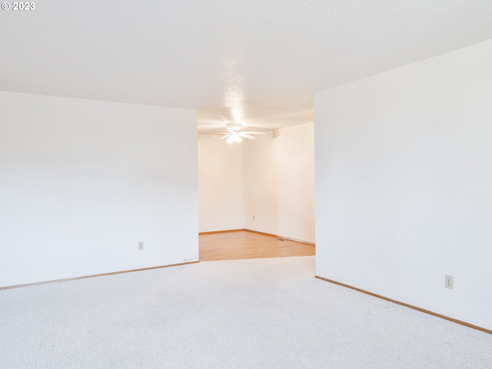 1652 Quinn Road Woodburn, OR 97071 - Photo 4 of 28 Living Room/Dining Room