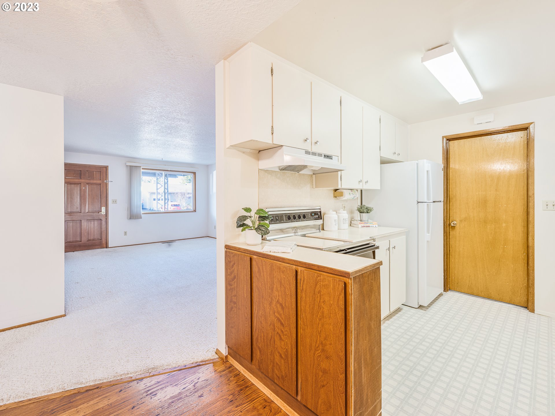 1652 Quinn Road Woodburn, OR 97071 - Photo 8 of 28 Kitchen/Living Room