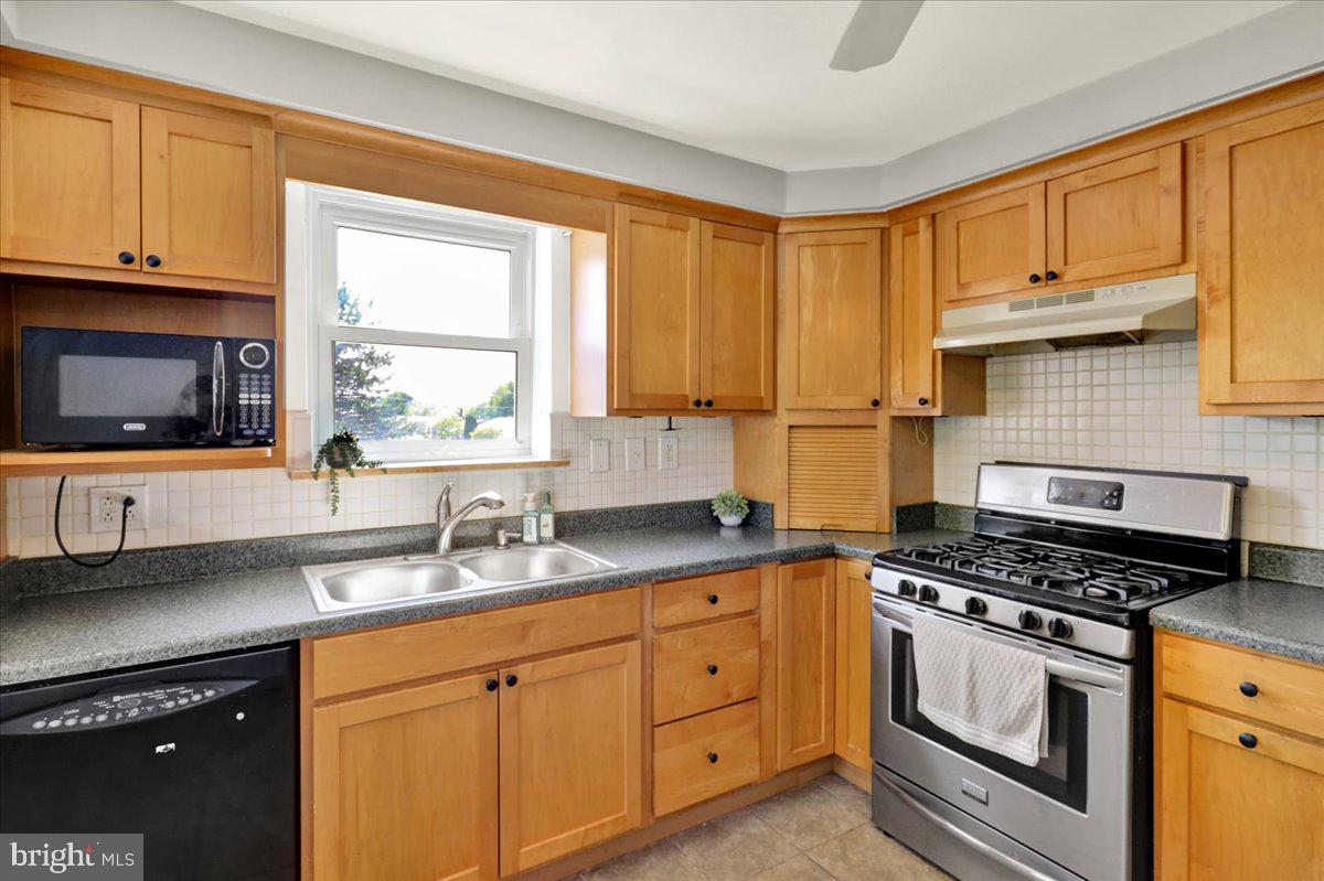 418 Egle Road Reading, PA 19601 - Photo 13 of 33 Kitchen/Dining
