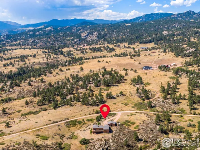 a very nice looking room with lots of gym equipment