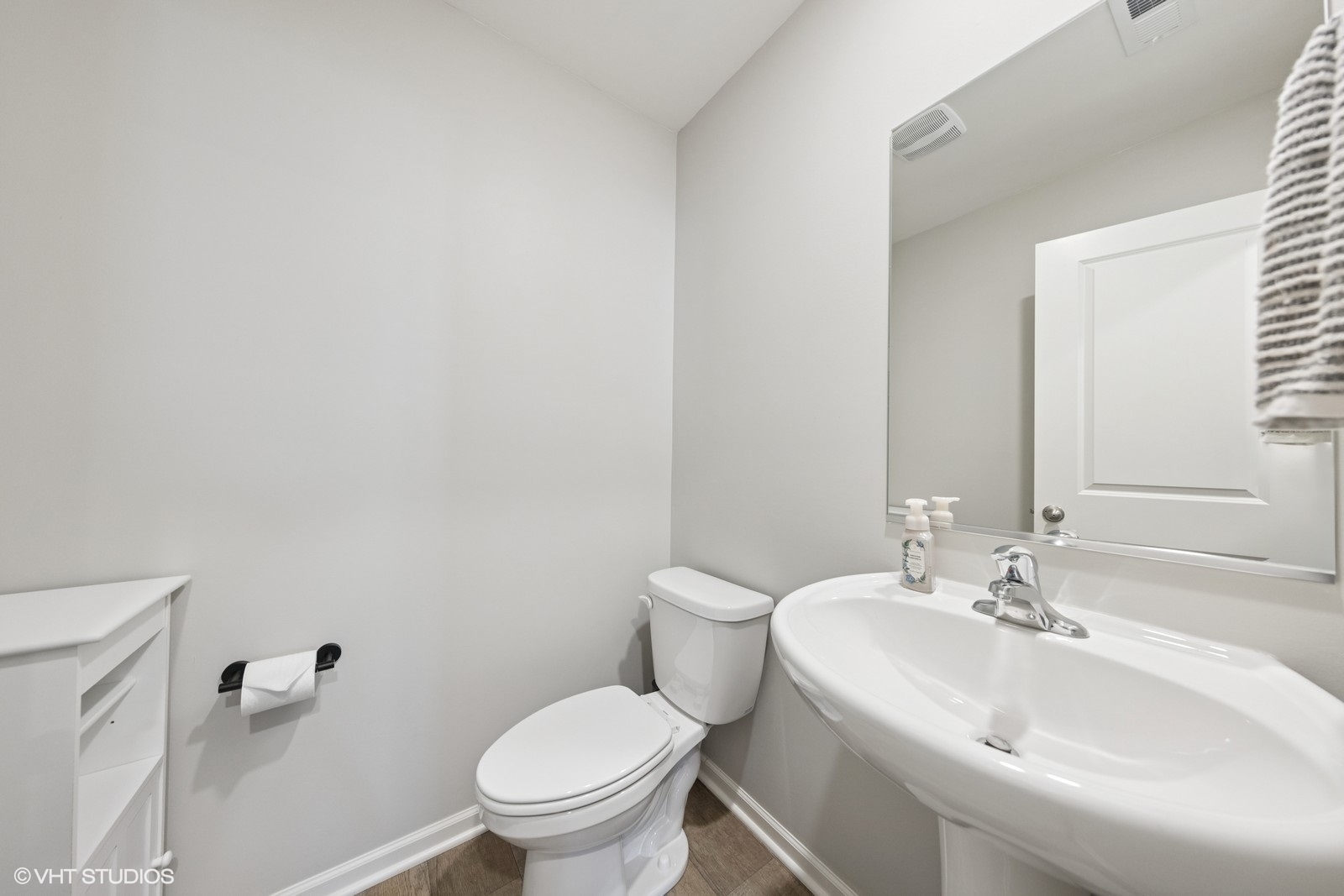 1234 Violet Ct. Joliet, IL 60431 - Photo 10 of 23 a bathroom with a sink and a toilet