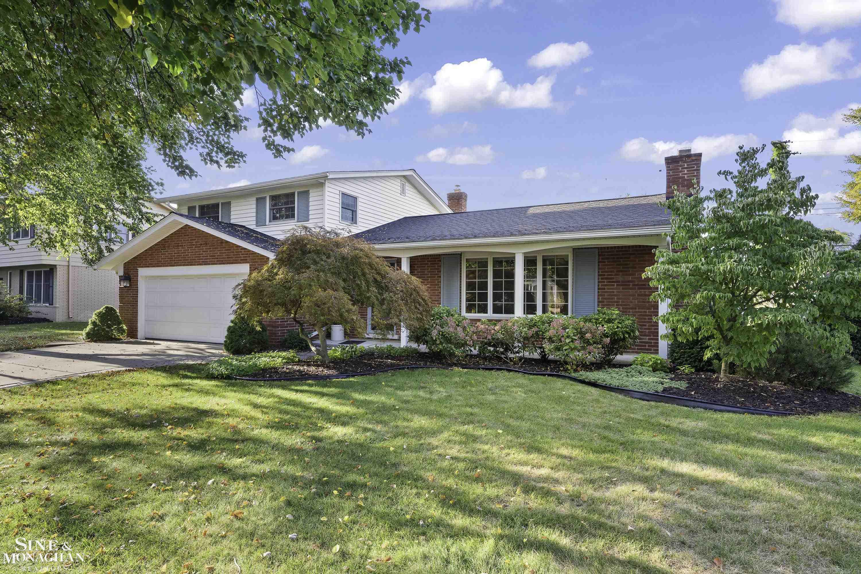 581 North Rosedale Court Grosse Pointe, MI 48236 - Photo 2 of 37 50155825-5e02adaa-a824-41d5-adcd-58769bd2134f.JPG