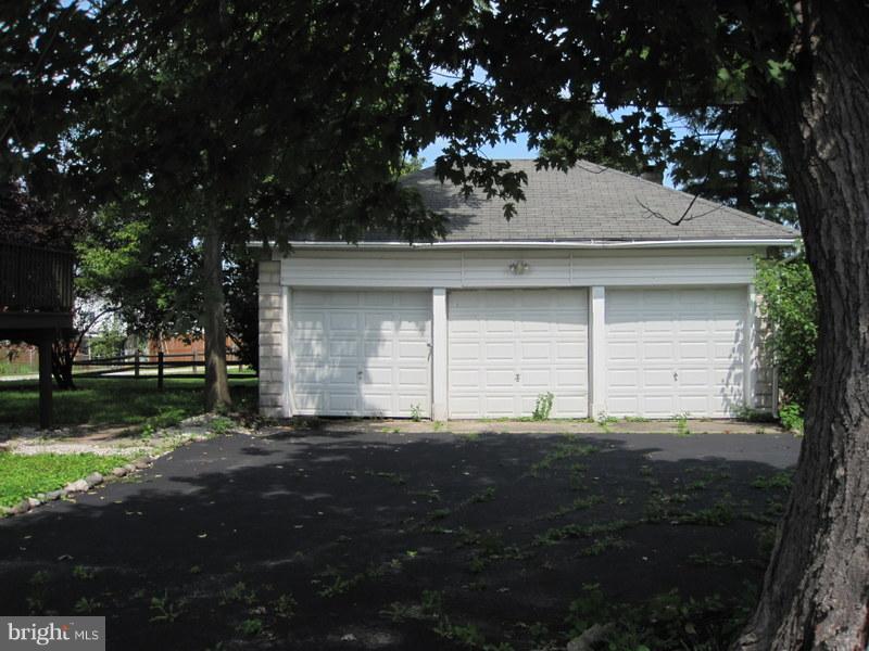 7802 Blue Grass Road Baltimore, MD 21237 - Photo 2 of 10 3 car garage