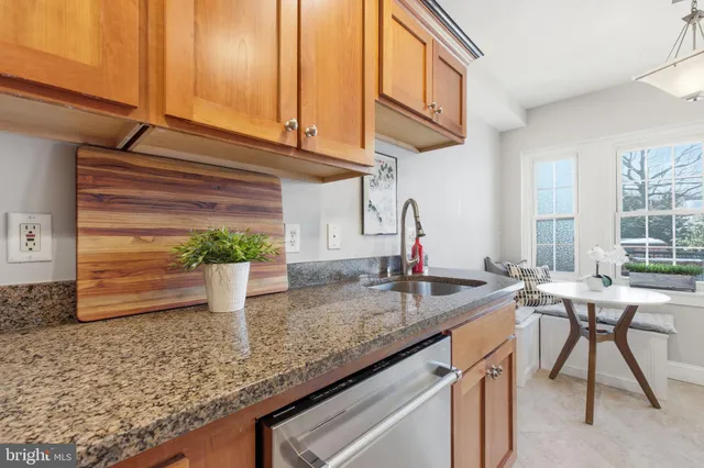 $519,000 | 402 Commonwealth Avenue, Unit 206, Alexandria, VA 22301