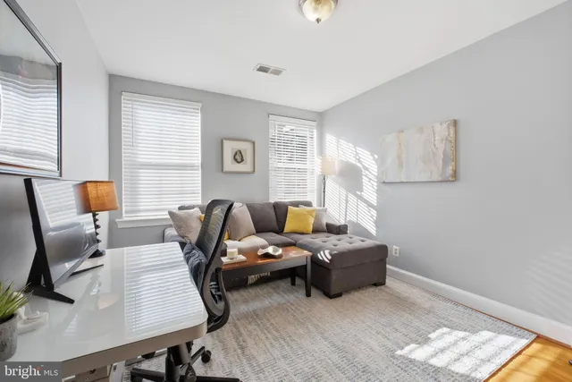 $519,000 | 402 Commonwealth Avenue, Unit 206, Alexandria, VA 22301