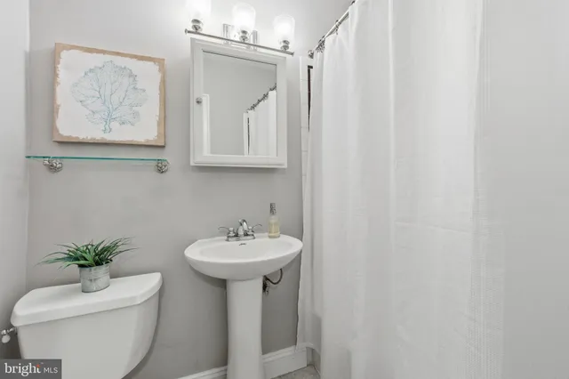 $519,000 | 402 Commonwealth Avenue, Unit 206, Alexandria, VA 22301