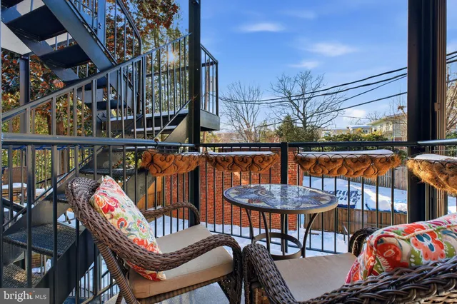 $519,000 | 402 Commonwealth Avenue, Unit 206, Alexandria, VA 22301