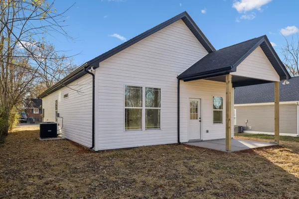a view of a house with a yard