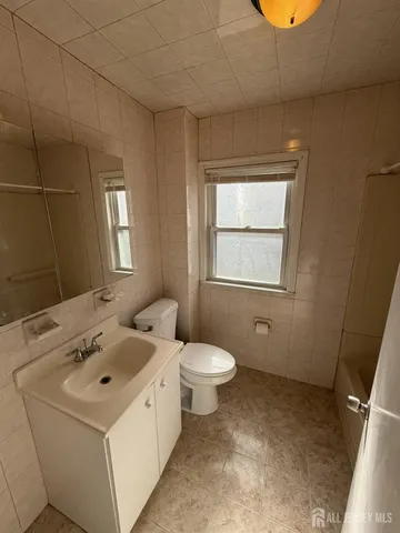 $1,950 | 251 Henry Street, Unit 1, South Amboy, NJ 08879