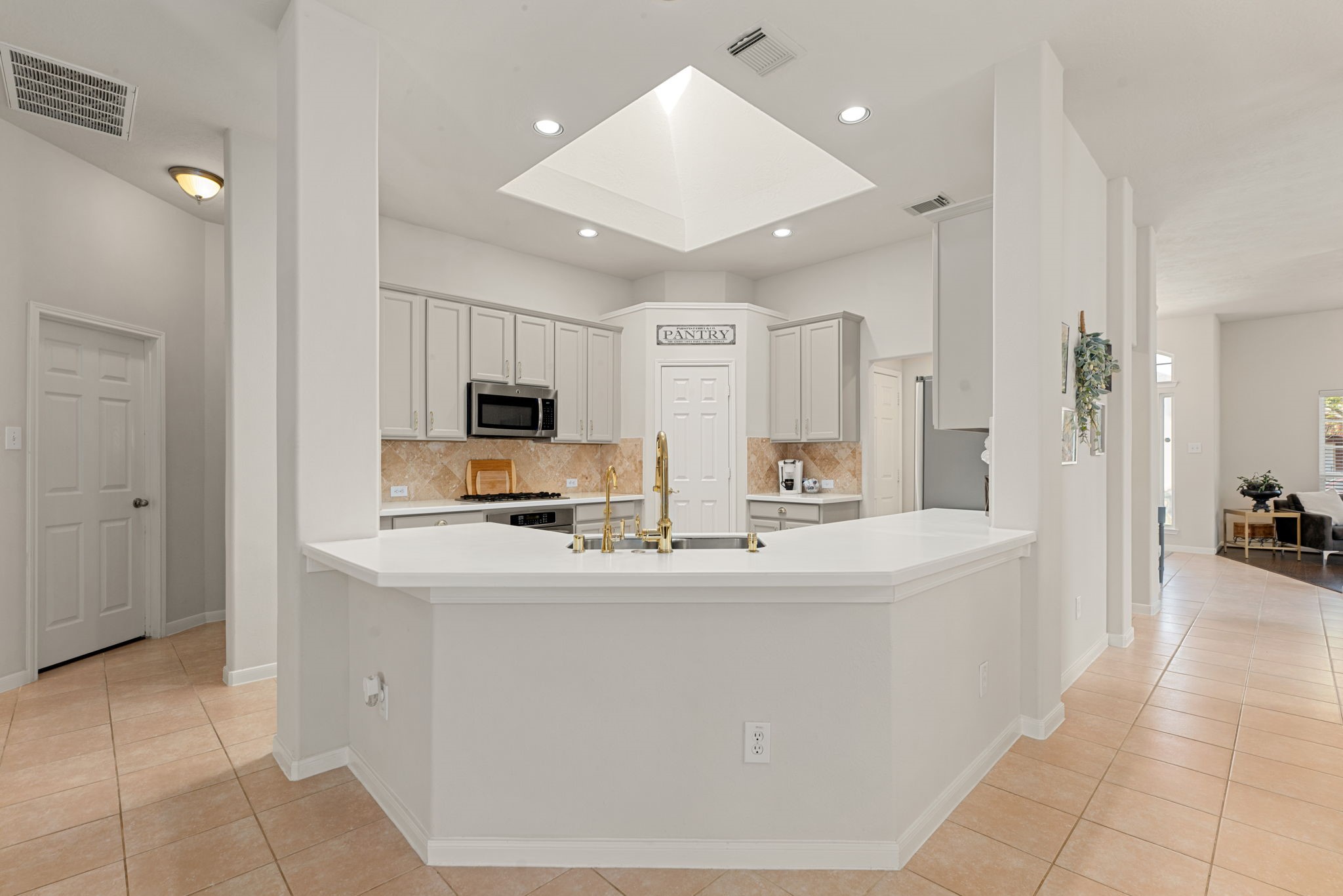 20707 Sapphire Lake Road Richmond, TX 77407 - Photo 15 of 35 This kitchen has an abundance of natural lighting from the sky-light.