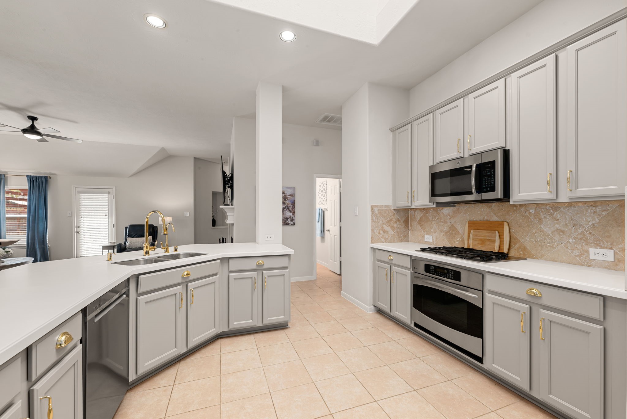 20707 Sapphire Lake Road Richmond, TX 77407 - Photo 18 of 35 Spacious kitchen with a plethora of counter-top space for meal prep.