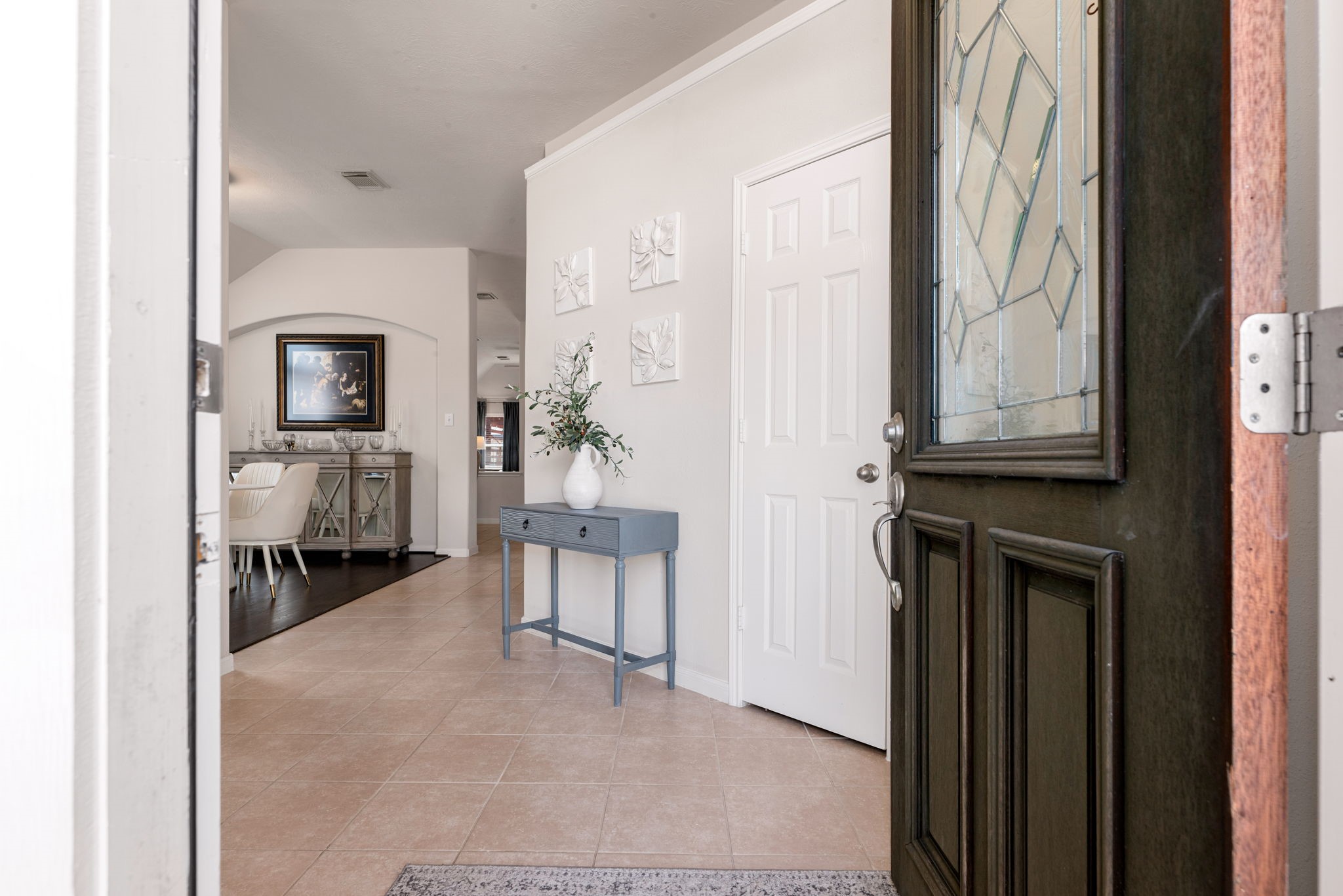 20707 Sapphire Lake Road Richmond, TX 77407 - Photo 3 of 34 When you walk into the foyer, it feels like home sweet home!