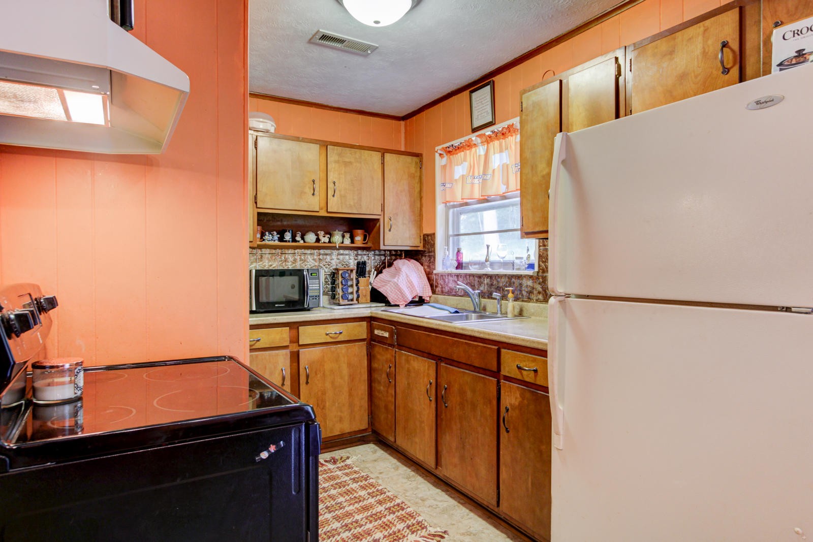 4422 Sullivan Road Knoxville, TN 37921 - Photo 8 of 15 a kitchen with stainless steel appliances a refrigerator and a sink