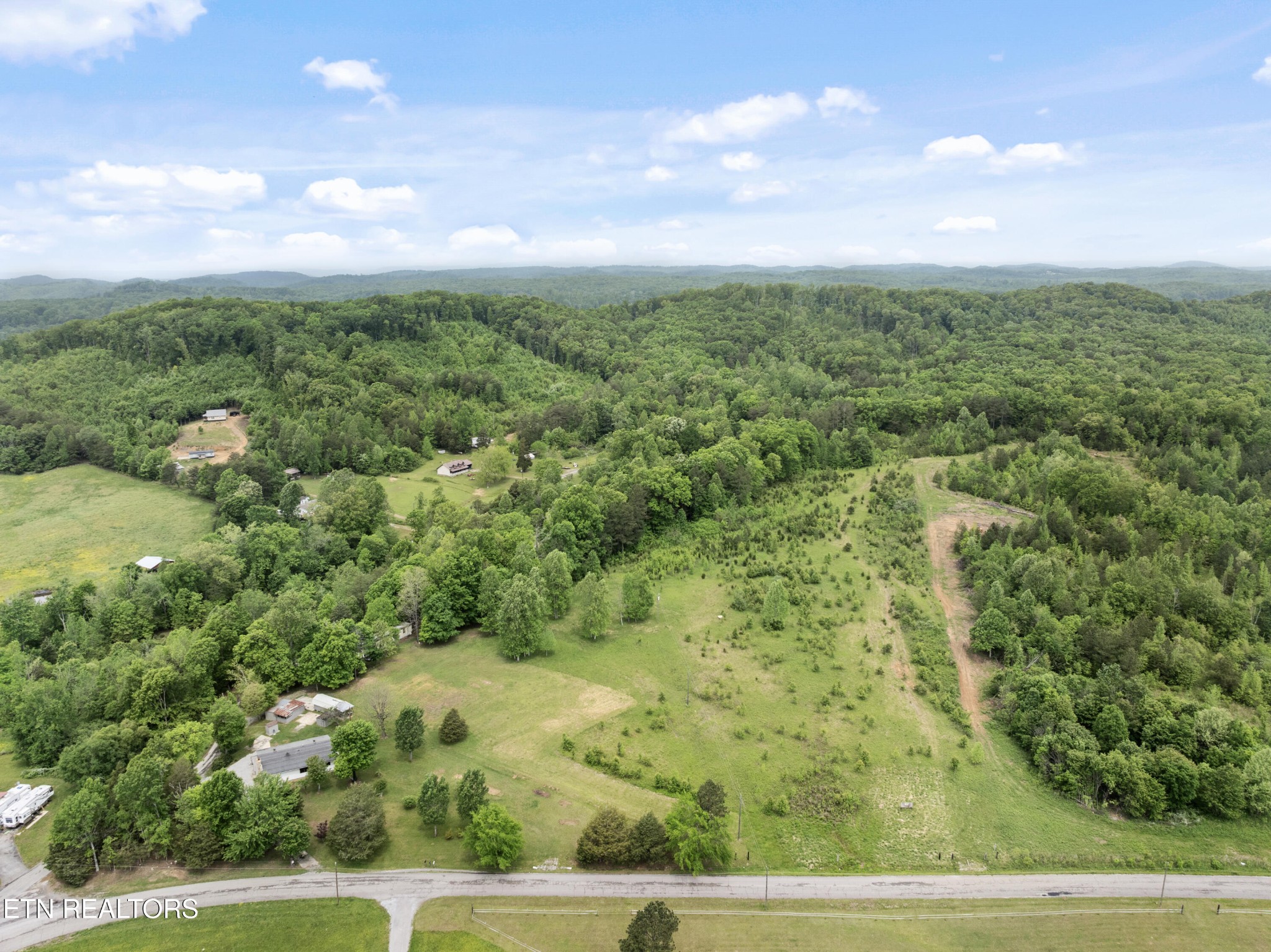 292 Buckner Road Philadelphia, TN 37846 - Photo 35 of 38 a view of a big yard with lots of green space