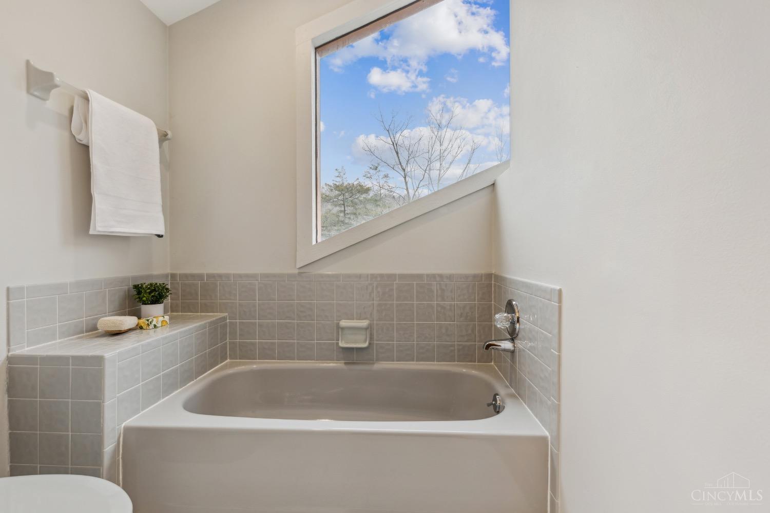 305 8 Mile Road Cincinnati, OH 45255 - Photo 16 of 32 Gallery Image 16