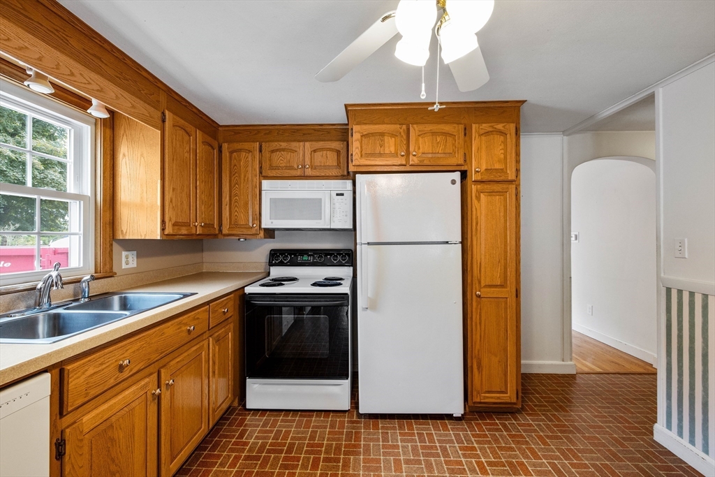 28 Hazen Street Springfield, MA 01119 - Photo 4 of 21 Gallery Image 4