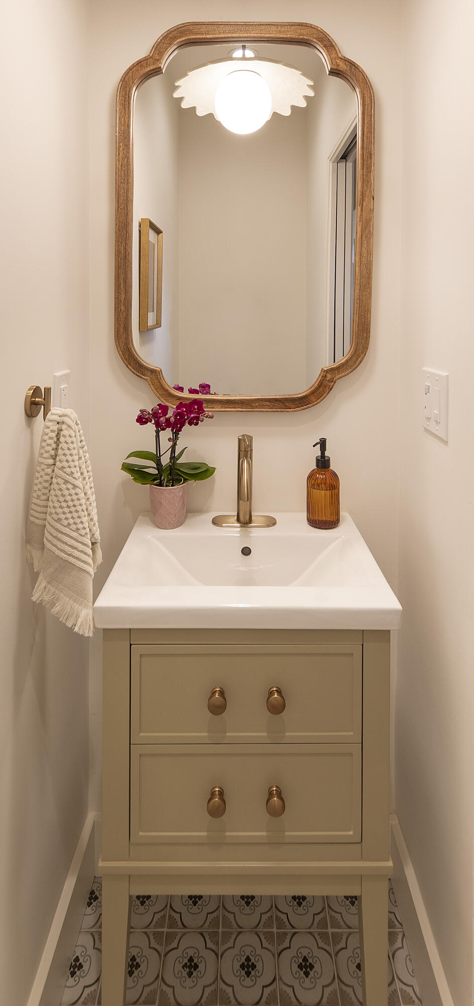 909 Chelham Way Montecito, CA 93108 - Photo 26 of 28 a bathroom with a sink and a mirror